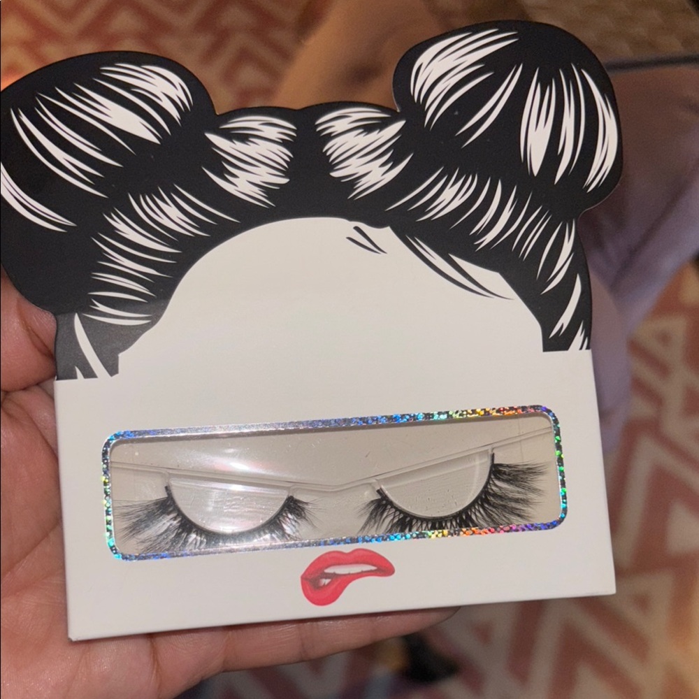 Black and White Eyelash Packaging